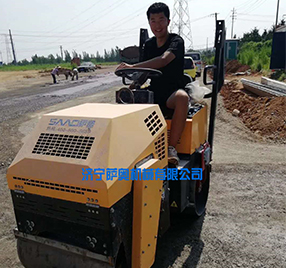 座駕振動壓路機，路面壓